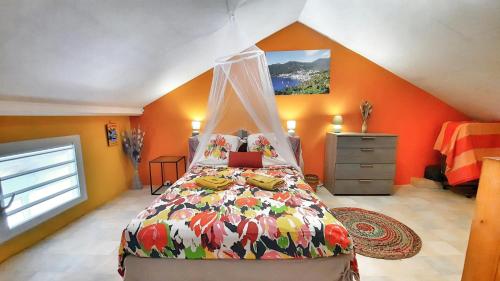 um quarto com uma cama de dossel em Studio T1 bis La Belle Vue, vue mer, wifi, plage à 50m em Le Moule