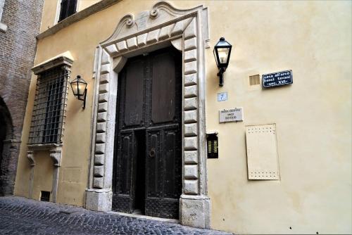 una entrada a un edificio con una puerta negra en Bruno Domus Antiqua en Roma
