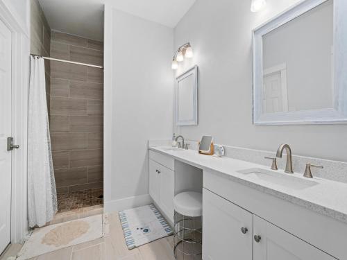 La salle de bains blanche est pourvue d'un lavabo et d'un miroir. dans l'établissement Circle P Coastal, à Rockport