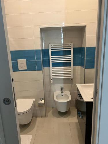 a bathroom with a toilet and a sink at Leone Suites Toledo in Naples