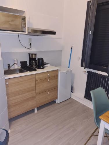 a small kitchen with a sink and a refrigerator at LOCATION T2 in Chenac-sur-Gironde