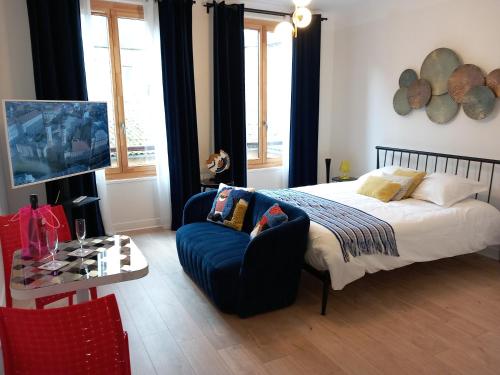 une chambre avec un lit, un canapé et une table dans l'établissement Résidence Beauvau – Numéro 3 - Centre de SARLAT, à Sarlat-la-Canéda