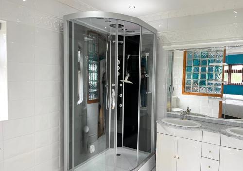Luxury Canterbury Holiday Home Sleeps Ten Wifi في كانتربيري: حمام مع دش ومغسلة