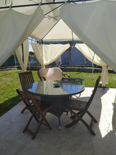 un tavolo e sedie sotto una tenda di Villa Rita a Monzambano
