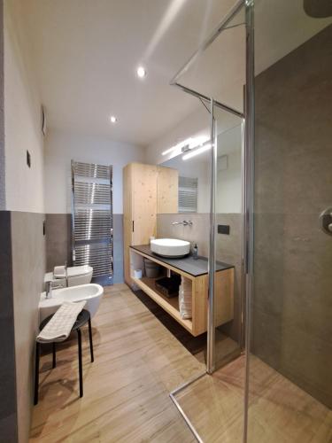 W łazience znajdują się 2 umywalki i przeszklony prysznic. w obiekcie Bait da Pemont w Livigno