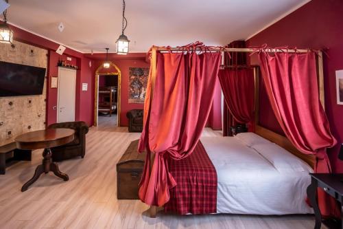 1 dormitorio con 1 cama con cortinas rojas en Binario Magic RistoHotel, en Palazzago