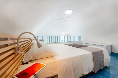 ein Schlafzimmer mit einem großen Bett und einer Treppe in der Unterkunft La Dependance - Gioia Apartments in Procida
