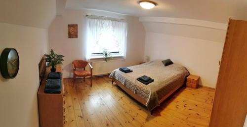 sypialnia z łóżkiem i oknem w obiekcie Dom Na Zachodzie w Szczecinku