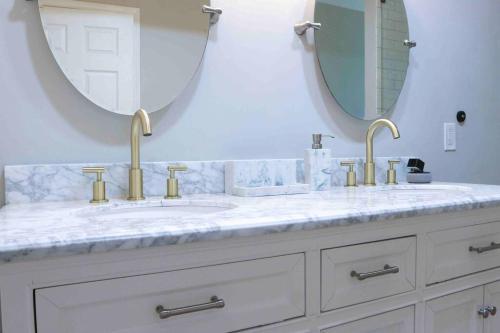 ein Badezimmer mit zwei Waschbecken und einem großen Spiegel in der Unterkunft 3BR Lovely Furnished Westside Home with amenities in Atlanta