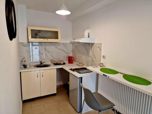 una pequeña cocina con escritorio y fregadero en MBI Smart Central, en Craiova