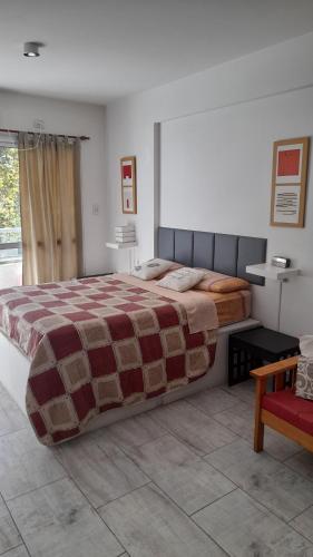 1 dormitorio con 1 cama grande en una habitación en Amplio monoambiente en edificio moderno en Buenos Aires