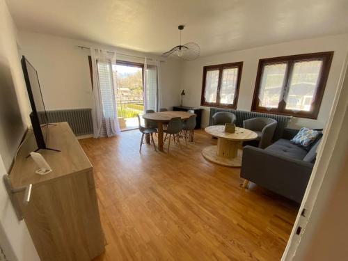 salon z kanapą i stołem w obiekcie Logement entier dans maison - Passy - 6 personnes w mieście Passy