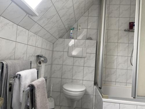 bagno bianco con servizi igienici e doccia di Ankerplatz10 a Varel