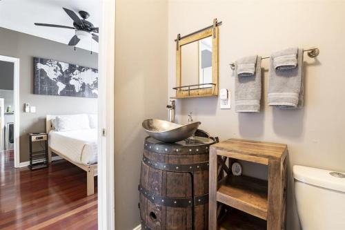 ein Badezimmer mit einem Waschbecken auf einem Holzfass in der Unterkunft Riverfront Penthouse Suite in Midtown Harrisburg near Hershey in Harrisburg