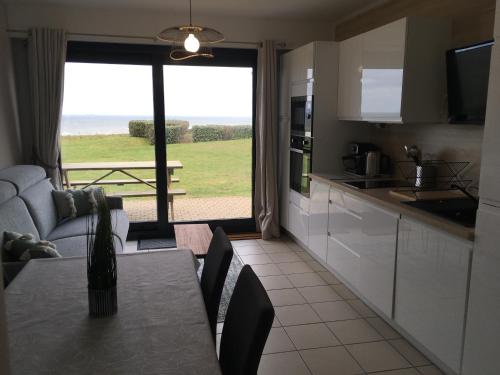 - une cuisine et une salle à manger avec vue sur l'océan dans l'établissement Vue mer sur la côte d'opale, studio la naturelle pour 4 personnes , WIMEREUX, à Wimereux