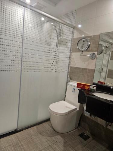 W łazience znajduje się prysznic, toaleta i umywalka. w obiekcie فندق زوايا الماسية فرع الحزام w Medynie