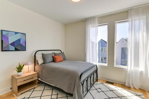 a bedroom with a bed and a window at Chic and Modern Townhome 7 Mi to Downtown Nashville in Madison