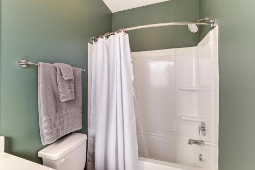 a bathroom with a shower curtain and a toilet at Chic and Modern Townhome 7 Mi to Downtown Nashville in Madison