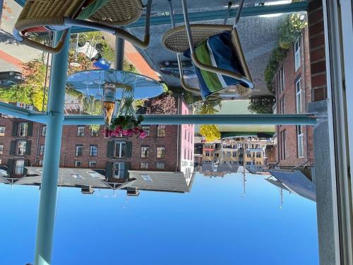 een raam met parasols en uitzicht op de stad bij Hafenblick-City Apartment Husum in Husum