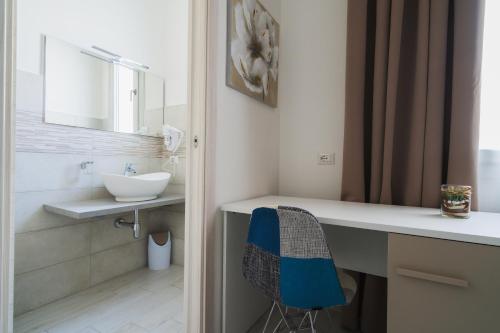 a bathroom with a white sink and a mirror at VeMi Affittacamere in Posada