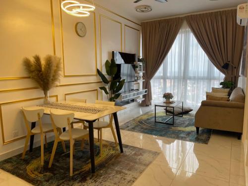ein Wohnzimmer mit Tisch und Stühlen in der Unterkunft AuranadTroikaKB Apartment Wifi-Netflix-Coway in Kota Bharu