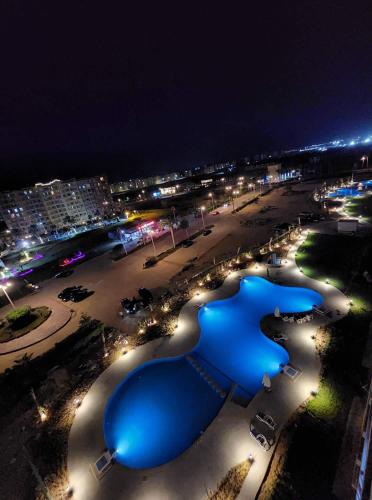 uma vista aérea de uma praia à noite em العلمين em El Alamein