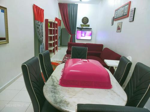 una mesa con una bolsa rosa encima en Kuantan Homestay Best Facility Wifi BBQ Viu en Kuantan