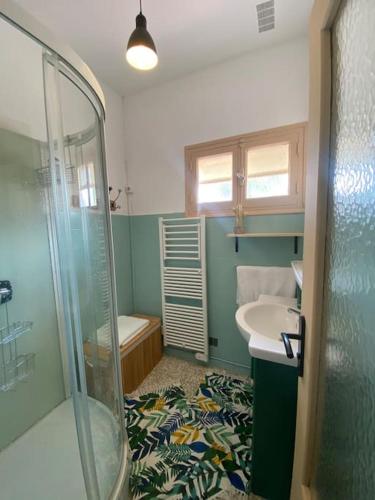 une salle de bain avec douche et lavabo dans l'établissement Maison de village en granite, à Porto-Vecchio