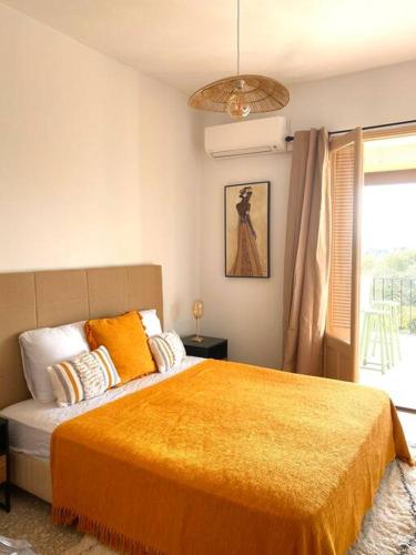 une chambre avec un grand lit et une fenêtre dans l'établissement Maison de village en granite, à Porto-Vecchio