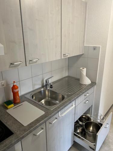 una cucina con lavandino e piano di lavoro di APARTAMENT CARMEN a Interlaken