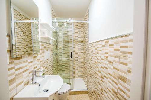 łazienka z umywalką i toaletą w obiekcie Casa Vacanze Al Teatro w Trieście