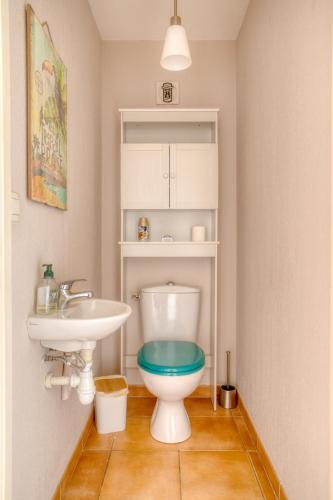 une salle de bain avec toilettes et lavabo dans l'établissement Bel appartement classé 3 étoiles, à Bormes-les-Mimosas