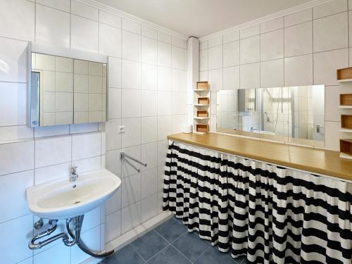 bagno con lavandino e specchio di Ferienwohnung Buchholtz a Wittdün