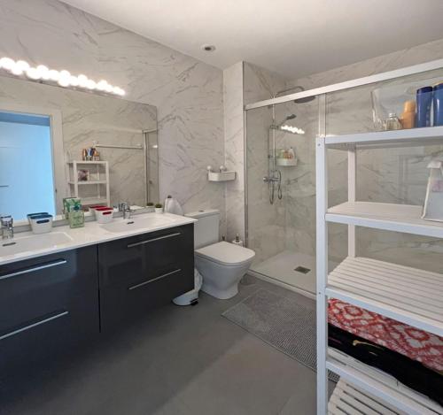 Ett badrum på Baviera Hills Holiday Apartment