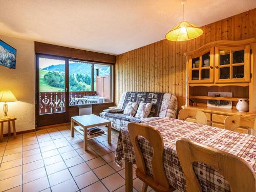 un salon avec un canapé et une table dans l'établissement Proche village, aux pistes et espace aquatique, 2 pièces + coin nuit, garage, animaux admis - FR-1-437-31, à La Clusaz