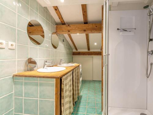 une salle de bain avec deux lavabos et une douche dans l'établissement Appartement 2 Chambres au Centre, Proche Pistes, Wifi, Animaux Bienvenus - FR-1-437-37, à La Clusaz