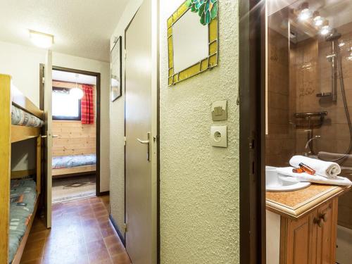 une petite salle de bain avec un lavabo et une douche dans l'établissement Appartement idéalement situé au centre de La Clusaz, 4 pers, parking et wifi inclus - FR-1-437-23, à La Clusaz