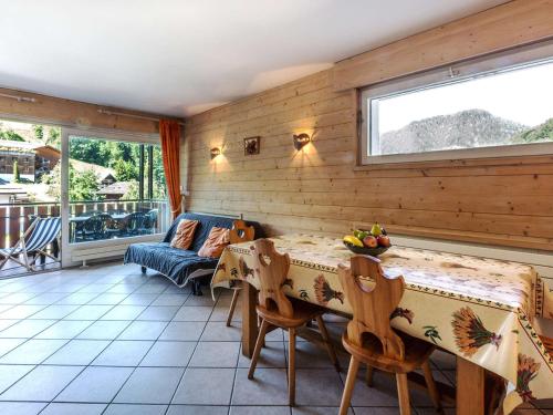 un salon avec une table et un canapé dans l'établissement Duplex 2 chambres au centre du village, proche pistes de ski, parking inclus, La Clusaz - FR-1-437-40, à La Clusaz