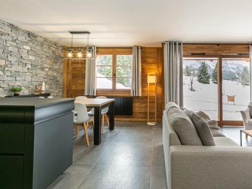 une cuisine et un salon avec un canapé et une table dans l'établissement Appartement 3 pièces - 4/5 pers - Terrasse plein sud - Parking & Garage - Proche des pistes - La Clusaz - FR-1-437-74, à La Clusaz