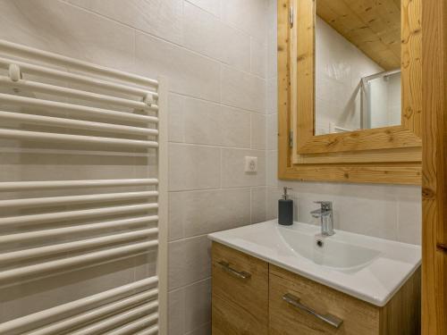une salle de bain avec un lavabo et une douche dans l'établissement Appartement chaleureux avec parking à La Clusaz - FR-1-437-68, à La Clusaz