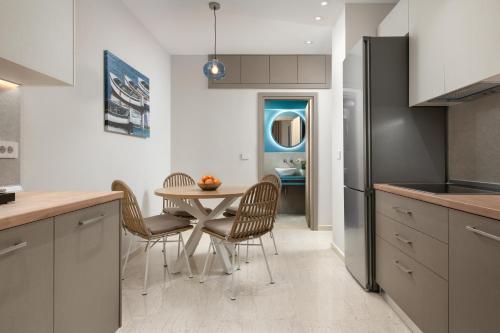 een keuken en eetkamer met een tafel en stoelen bij Stylish Rhodes Apartment with Prime Location - L & C City Escape in Rhodos-stad