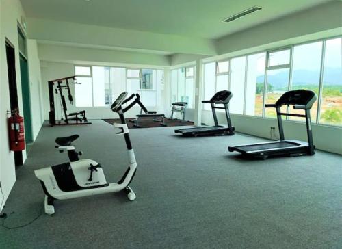 een fitnessruimte met diverse hometrainers in een kamer bij Casa Apartment @ Ipoh 【怡保民宿】 in Ipoh