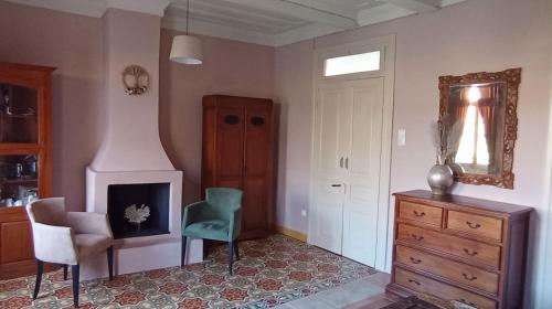 uma sala de estar com uma cadeira, uma cómoda e um espelho em Kosta n`tina Guest House em Lefkada