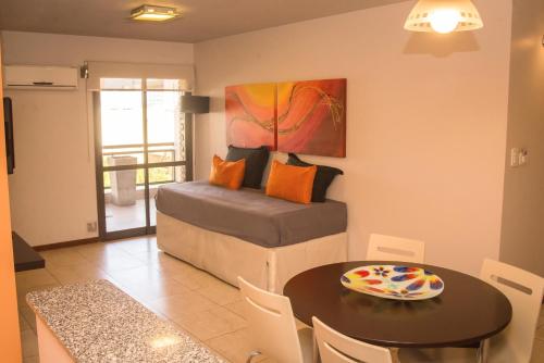 Habitación con cama, mesa y comedor. en Kube Apartments Express en Córdoba