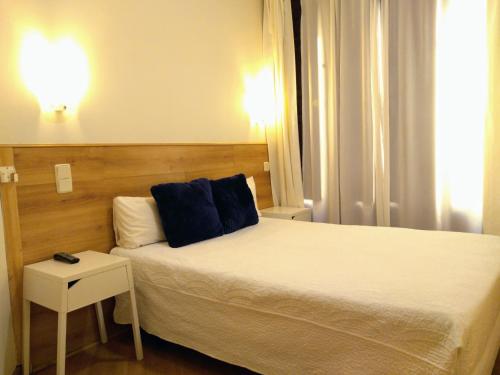 um quarto com uma cama e uma mesa lateral em Hostal Nersan2 em Madrid