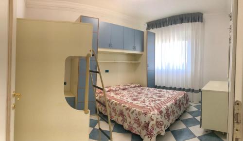 een slaapkamer met een bed en een ladder in een kamer bij Condominio Ca Brioni in Bibione