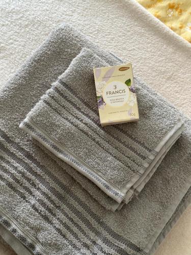 um pacote de toalhas em cima de uma cama em Flat em Brasília - Moderno e equipado em Brasília