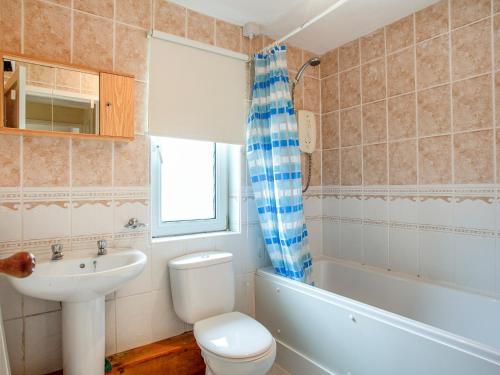 カイリーキンにあるWaterside Cottageのバスルーム(トイレ、洗面台、バスタブ付)