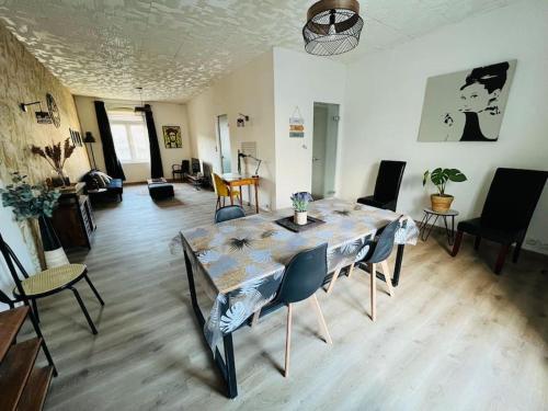 a living room with a dining table and chairs at 1 Duplex 100m2, 3 Chambres, Centre, Garage in Valenciennes