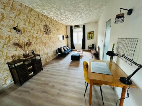- un salon avec une table et un canapé dans l'établissement Duplex 100m2, 3 Chambres, Centre, Garage, à Valenciennes